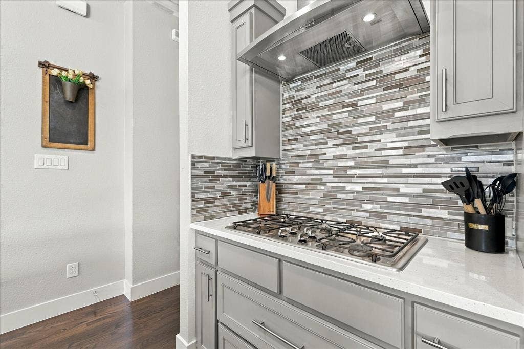 The 5-burner gas cooktop makes meal prep simple