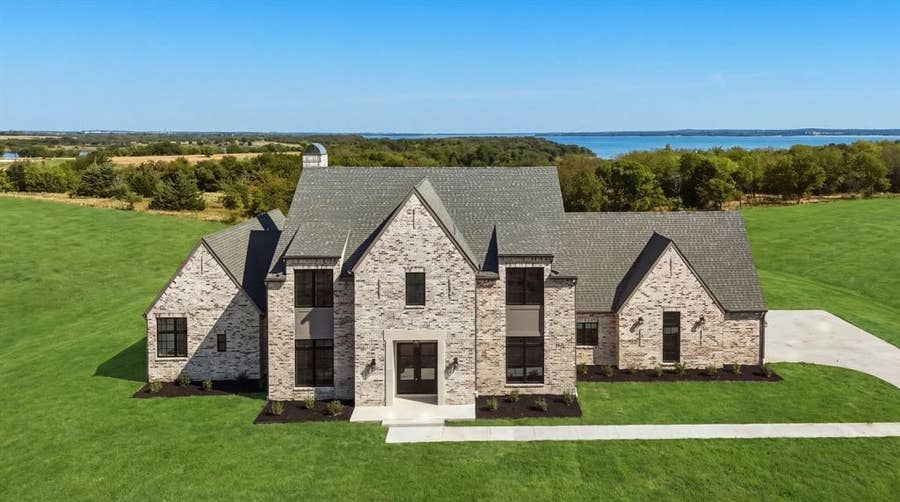 Property photo for 1111 Lakeway Drive, Sanger, TX