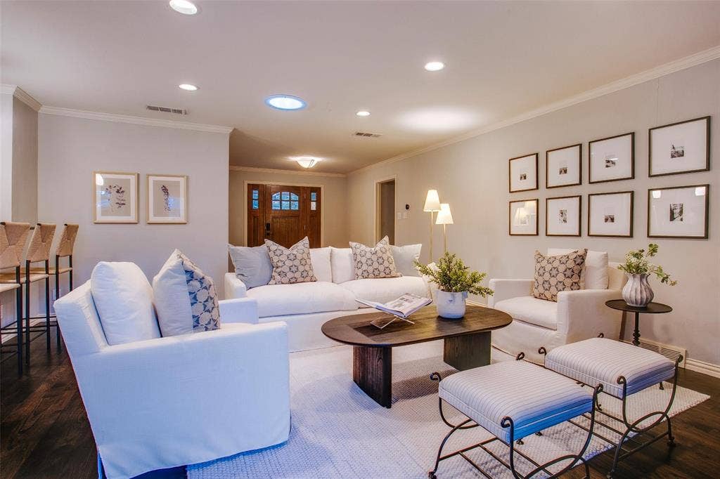 3918 Royal Palms Court, Dallas, TX 75244 Expansive central Living Room designed for comfortable everyday living and entertaining.