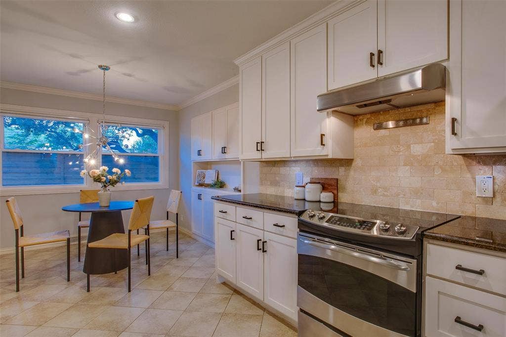 3918 Royal Palms Court, Dallas, TX 75244 Premium stainless range, custom cabinetry and generous counter space.