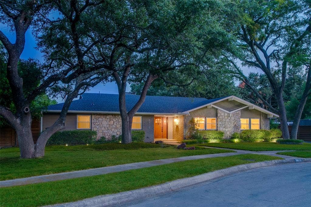 3918 Royal Palms Court, Dallas, TX 75244 Tucked-away cul-de-sac setting beneath a canopy of mature live oaks in North Dallas' Private School Corridor.
