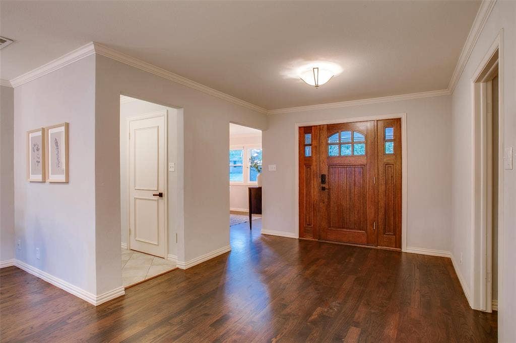 3918 Royal Palms Court, Dallas, TX 75244 Spacious entry introduces the home's warm hardwood flooring and open, light-filled layout.
