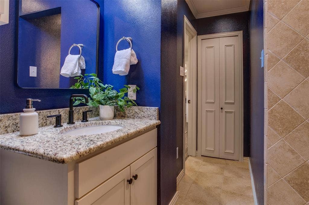 3918 Royal Palms Court, Dallas, TX 75244 Fully renovated bath conveniently located between the Family Room and dedicated Home Office.