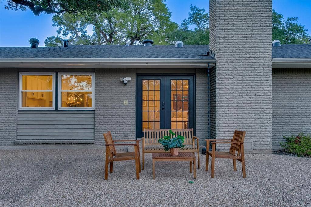 3918 Royal Palms Court, Dallas, TX 75244 Back patio framed by the home's Mid-Century architecture and mature oak canopy.