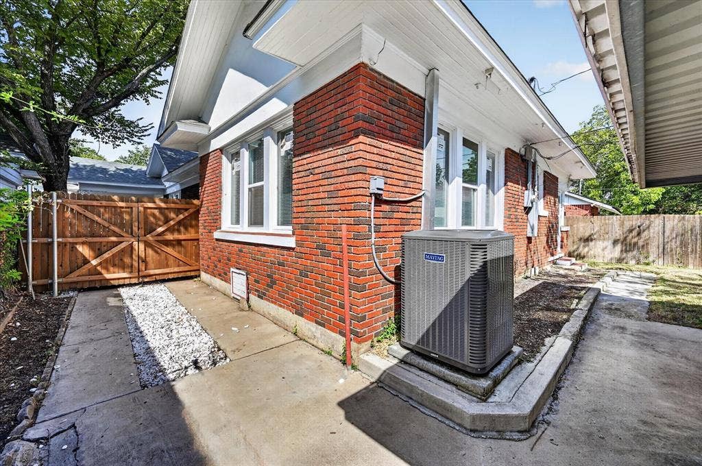 316 S Montreal Avenue, Dallas, TX 75208 316 S Montreal Avenue, Dallas, TX 75208