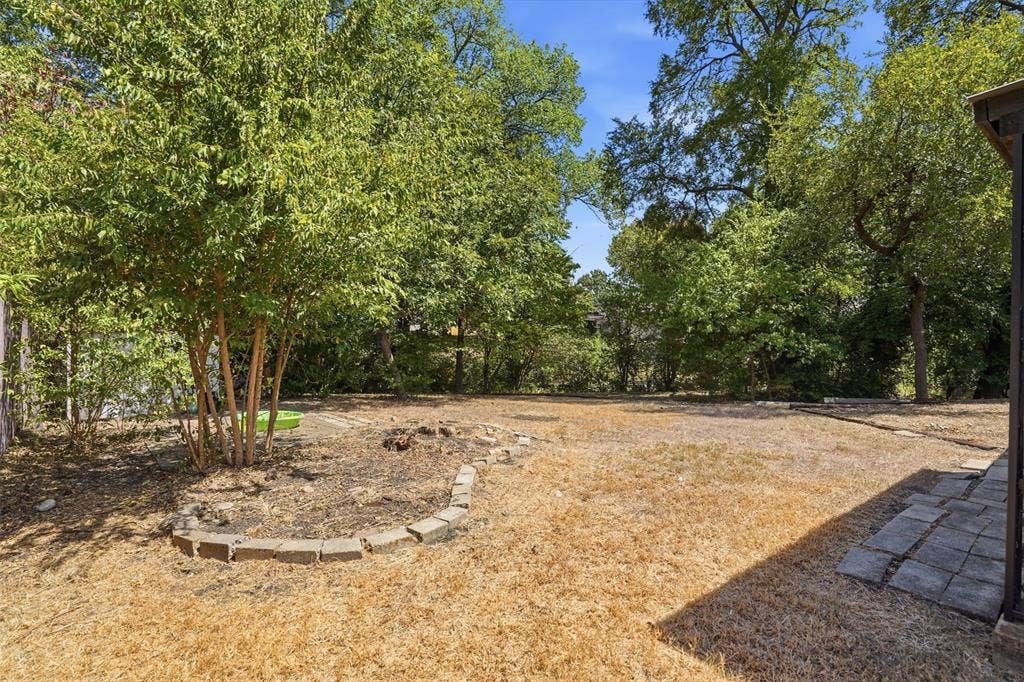 439 Shorewood Drive, Duncanville, TX 75116 A large creek lot