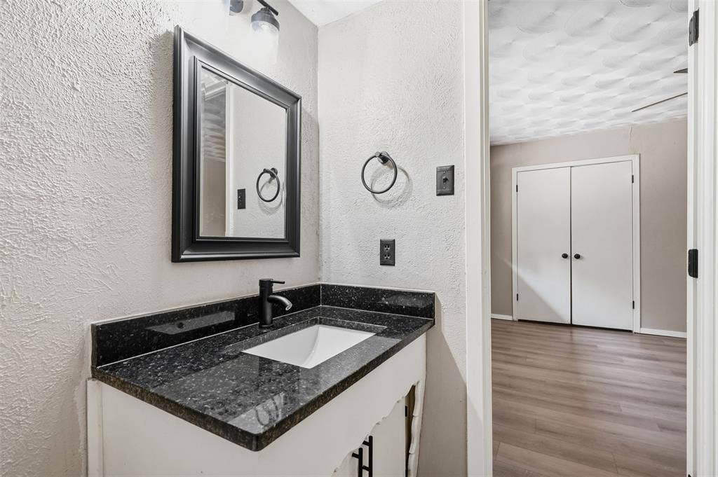 439 Shorewood Drive, Duncanville, TX 75116 seconday bath