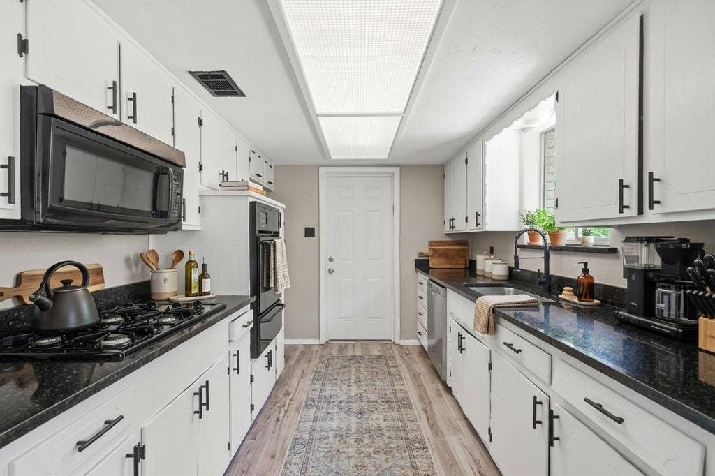 439 Shorewood Drive, Duncanville, TX 75116 Virtually staged kitchen