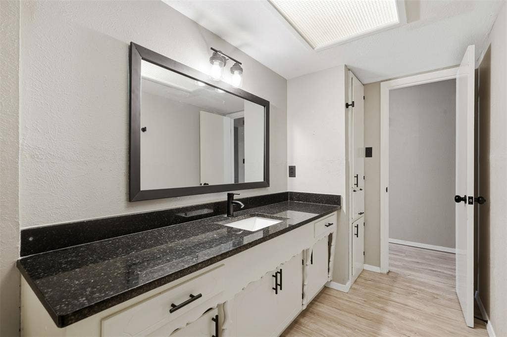 439 Shorewood Drive, Duncanville, TX 75116 Primary bath