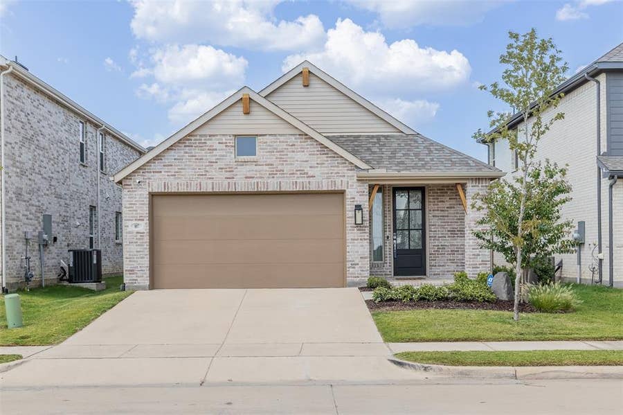 Property photo for 807 Sunflower Trail, Sherman, TX