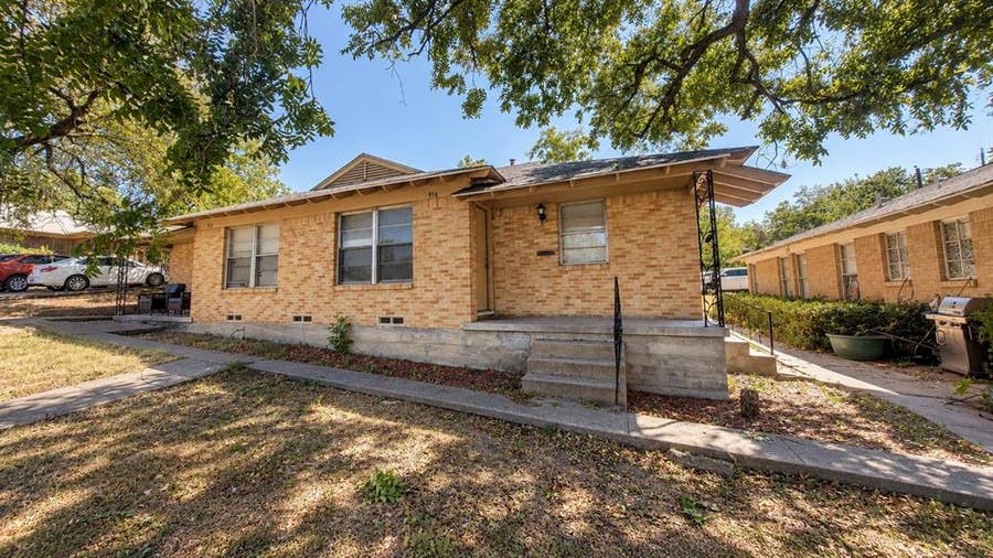 Property photo for 914 Harlandale Avenue, Dallas, TX