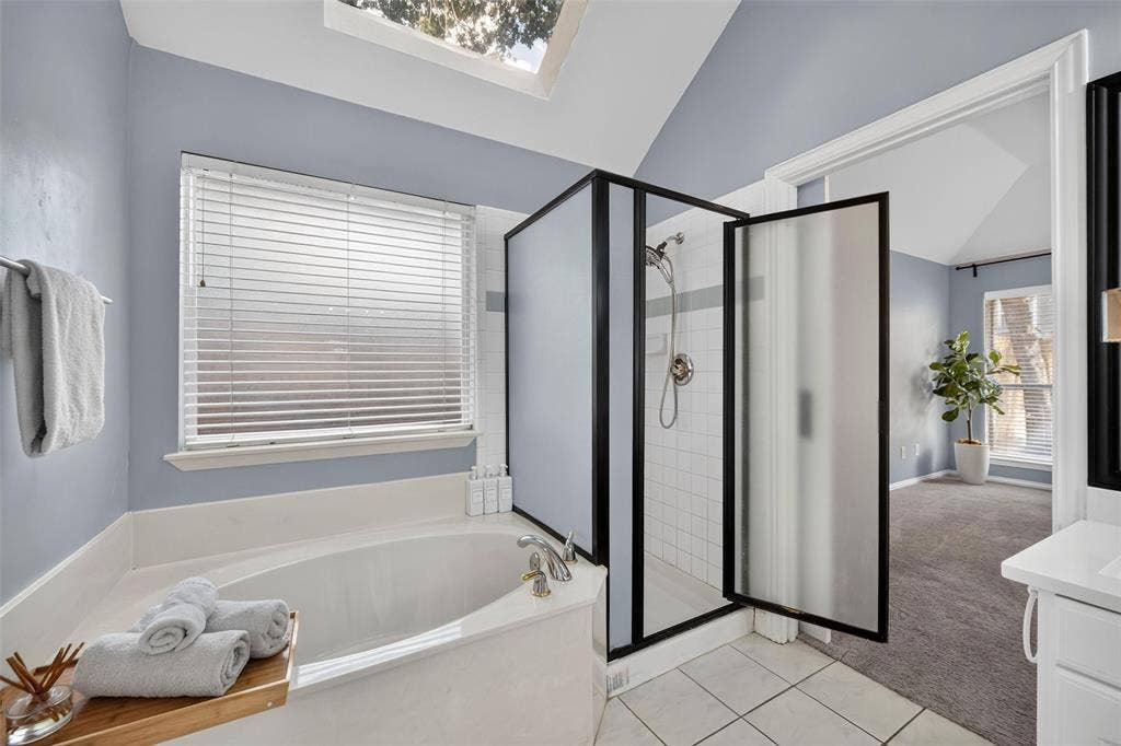 1102 Hartman Court, Arlington, TX 76006 Soaking tub with deck-mounted faucet