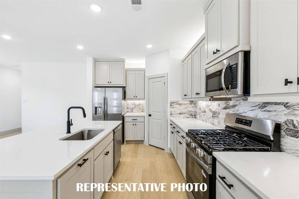 341 Walker Parkway, Celina, TX 75009 Beautiful cabinetry, gorgeous counter tops and classic backsplash effortlessly pair with contemporary stainless steel to create a kitchen for the ages! REPRESENTATIVE PHOTO