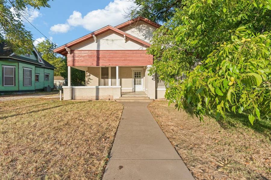 Property photo for 1313 N Robinson Street, Cleburne, TX
