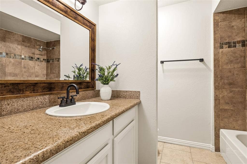 2713 Yale Drive, Rowlett, TX 75088 Hall bathroom - shared by secondary bedrooms and guests