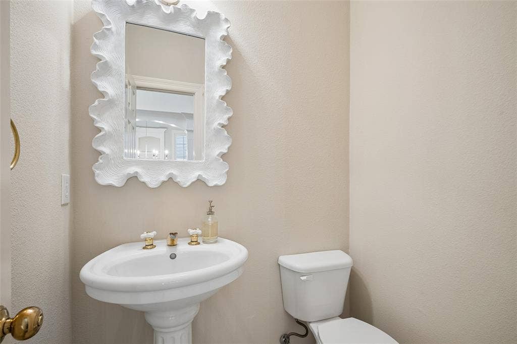6722 Clear Springs Circle, Garland, TX 75044 Half Bath downstairs