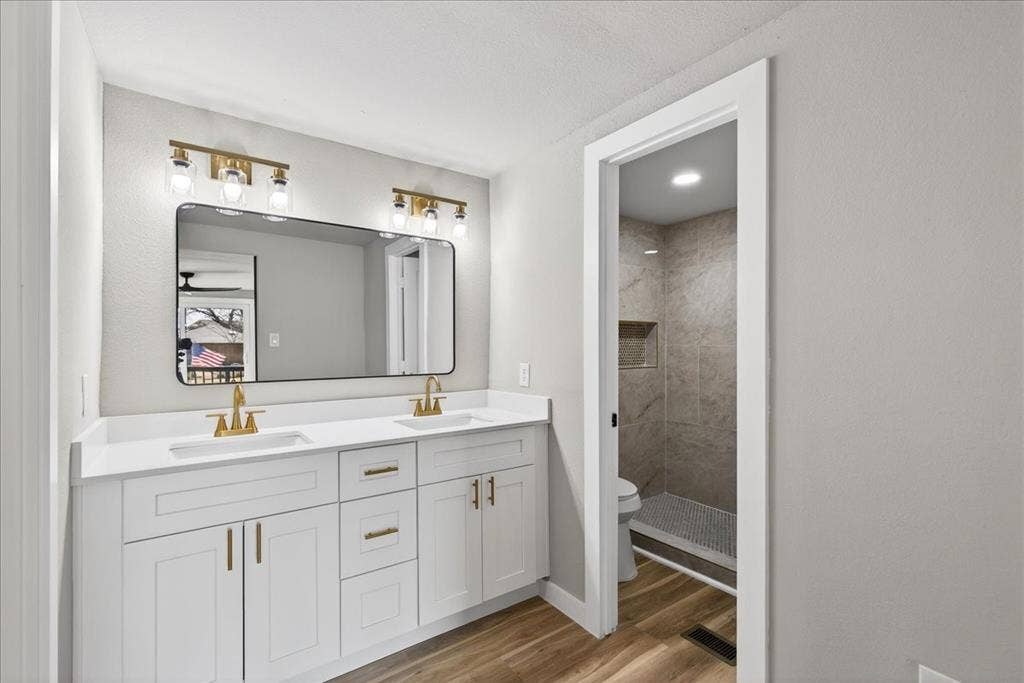 107 Lakewood Drive, Mabank, TX 75156 Primary Bathroom ensuite- Bathroom #2