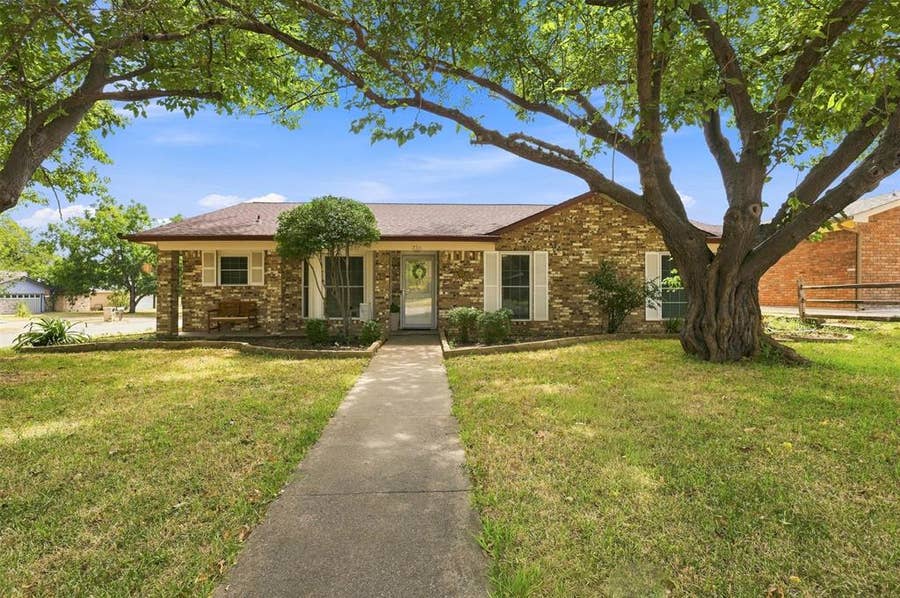 Property photo for 216 Old Hickory Drive, Irving, TX