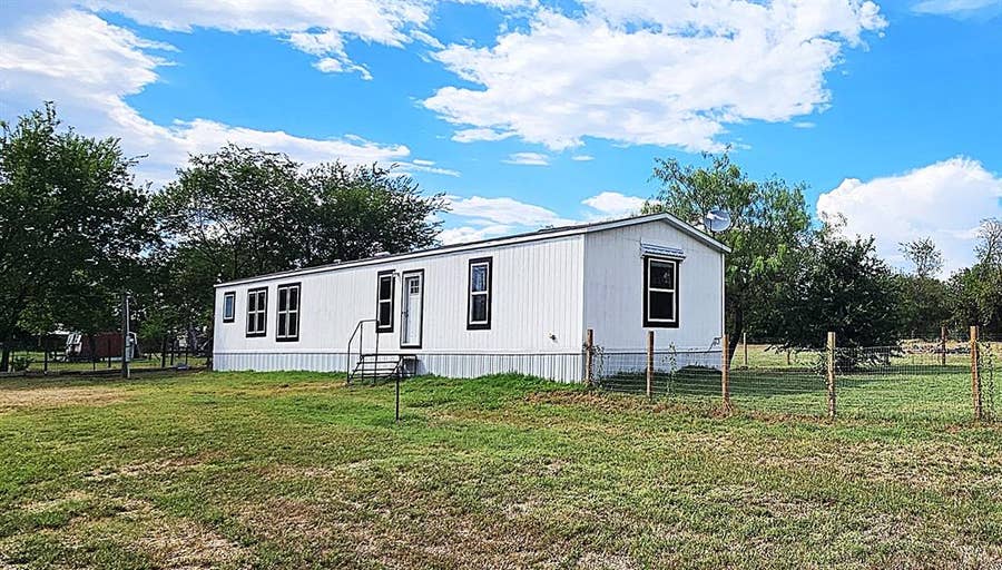 Property photo for 200 W 6th Street, Thornton, TX