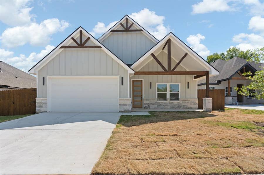 Property photo for 809 Tierney Road, Fort Worth, TX