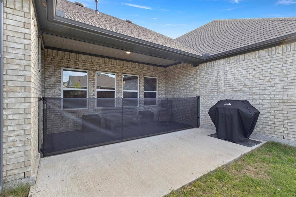 3905 Henley Lane, Garland, TX 75043 Retractable Mesh Gate