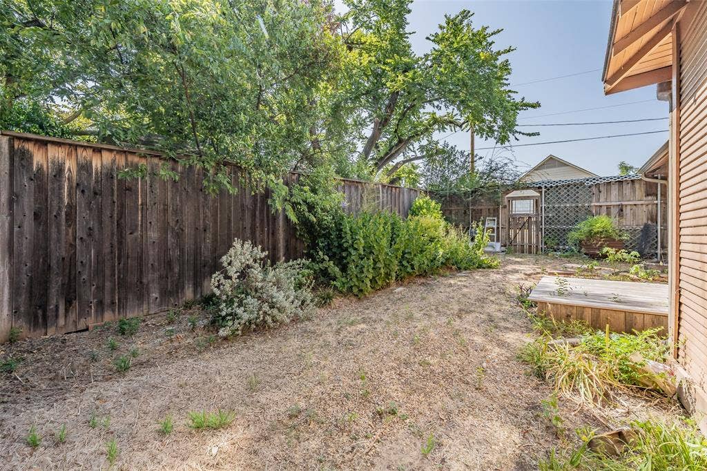 1411 Rosemon Avenue, Carrollton, TX 75006 Side of the yard