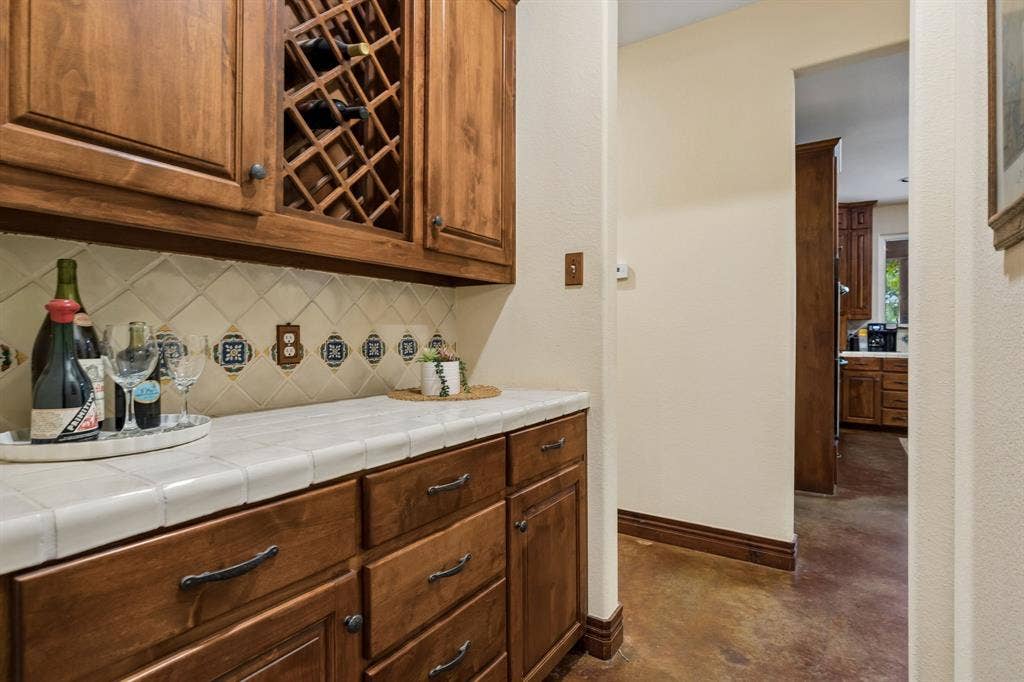 3227 Berry Hollow, Melissa, TX 75454 Butlers pantry located in between the kitchen and dining room