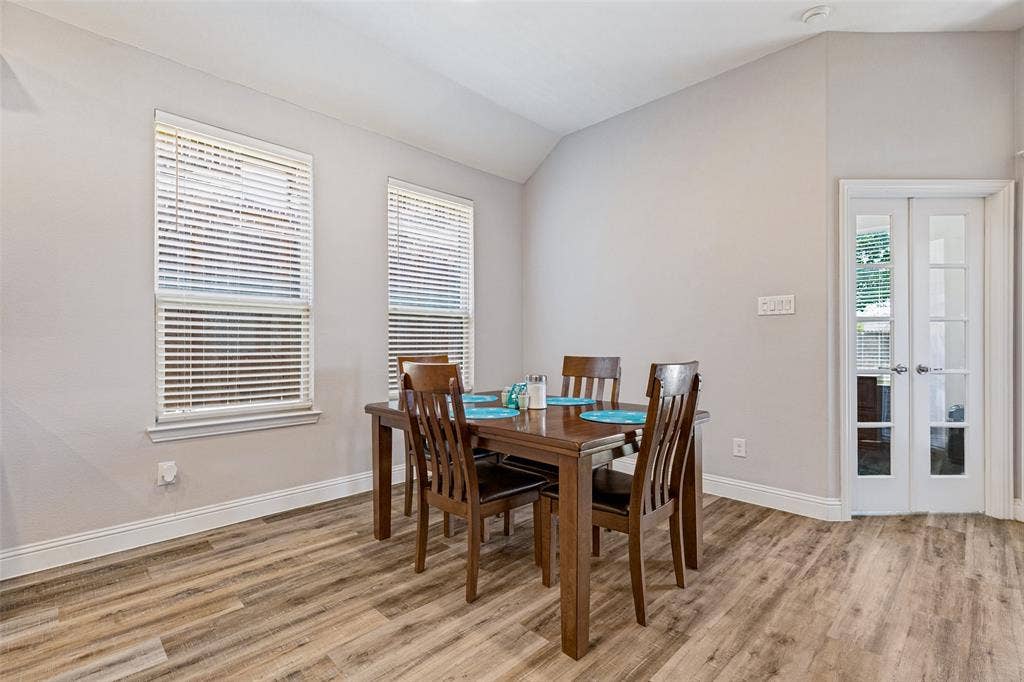 1004 Baynes Drive, McKinney, TX 75071 Light-toned walls with vaulted ceilings