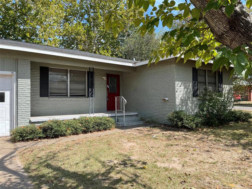 1105 S Palestine Street, Athens, TX 75751 1105 S Palestine Street, Athens, TX 75751