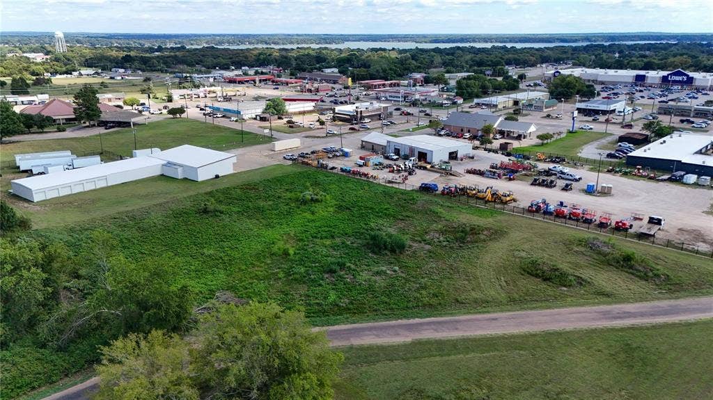 101 Lea Dr, Gun Barrel City, TX 75156 Expansive commercial lot featuring a large open field and paved road access
