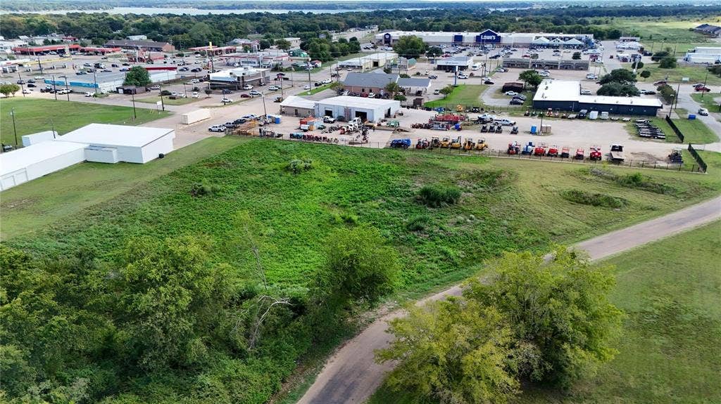 101 Lea Dr, Gun Barrel City, TX 75156 Expansive green space featuring varying topography and scattered mature trees