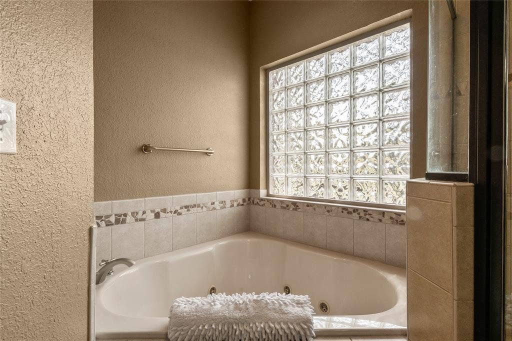 Primary jetted tub