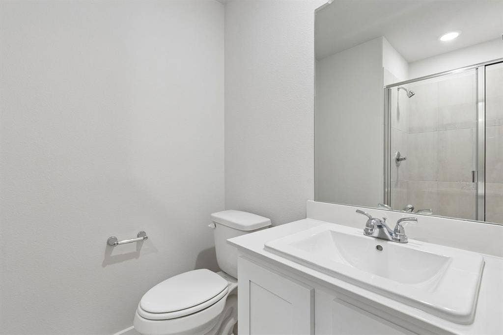 1116 Del Rio Drive, Lavon, TX 75166 Bathroom in the Oscar home plan by Trophy Signature Homes – REPRESENTATIVE PHOTO