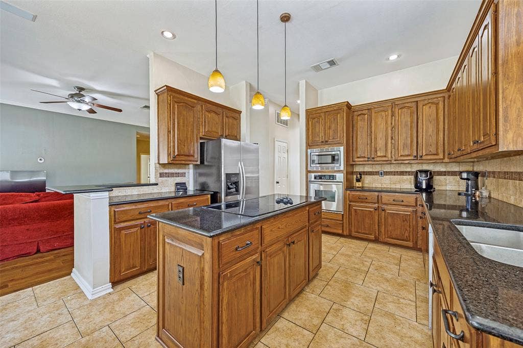 821 Shorewood Drive, Coppell, TX 75019 821 Shorewood Drive, Coppell, TX 75019