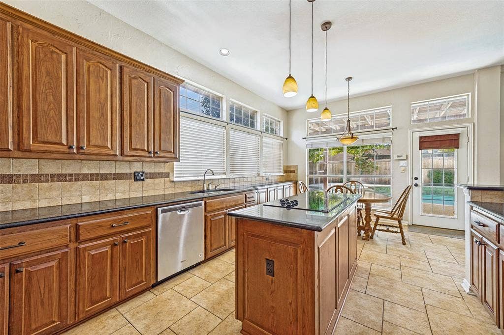 821 Shorewood Drive, Coppell, TX 75019 821 Shorewood Drive, Coppell, TX 75019