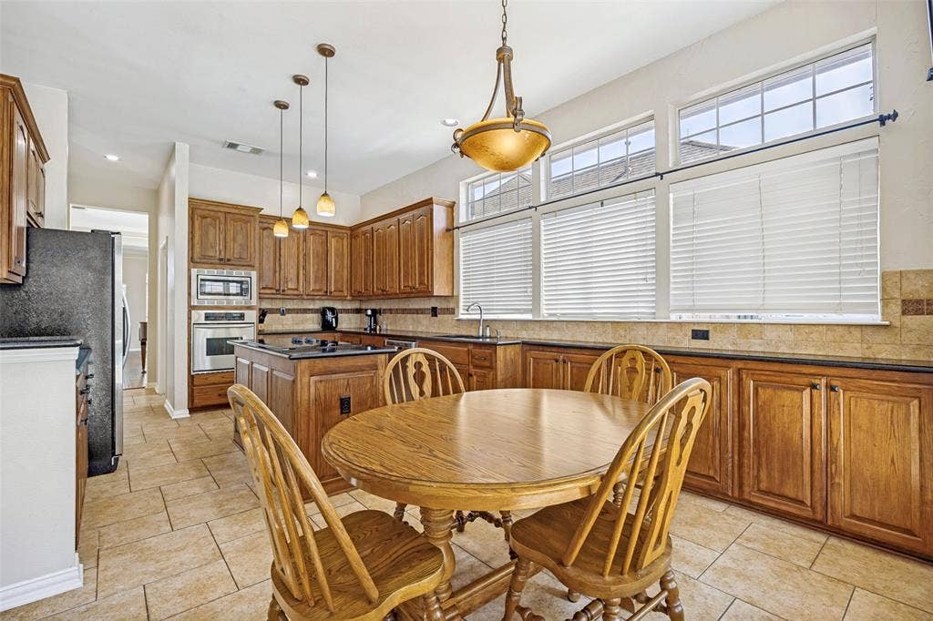 821 Shorewood Drive, Coppell, TX 75019 821 Shorewood Drive, Coppell, TX 75019