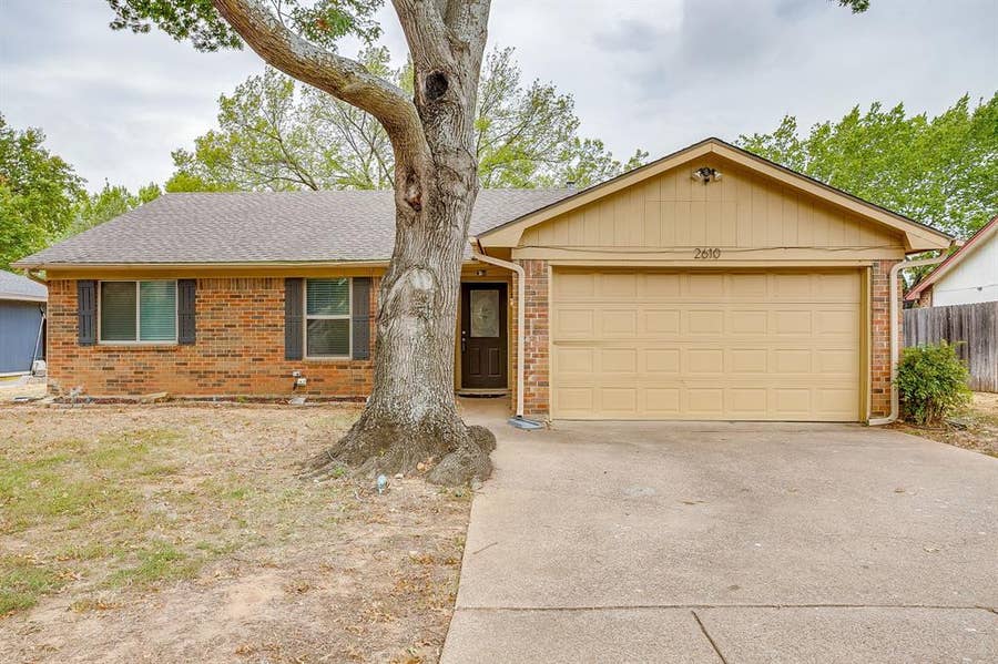 Property photo for 2610 N Casa Blanca Court, Arlington, TX