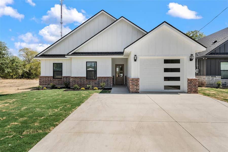Property photo for 300 Johnson Street, McGregor, TX