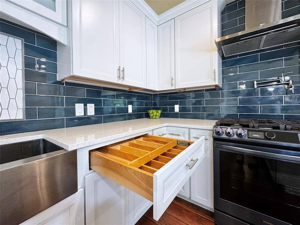 2305 Mccoy Court, Carrollton, TX 75006 Double-layer silverware drawer