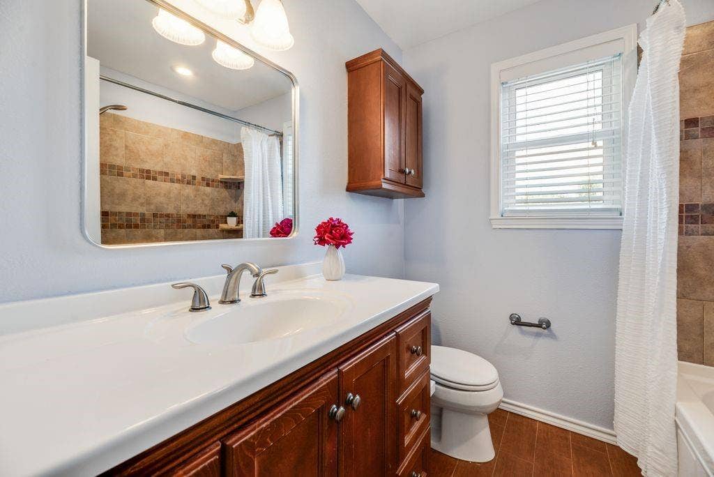 2305 Mccoy Court, Carrollton, TX 75006 Bathroom 2