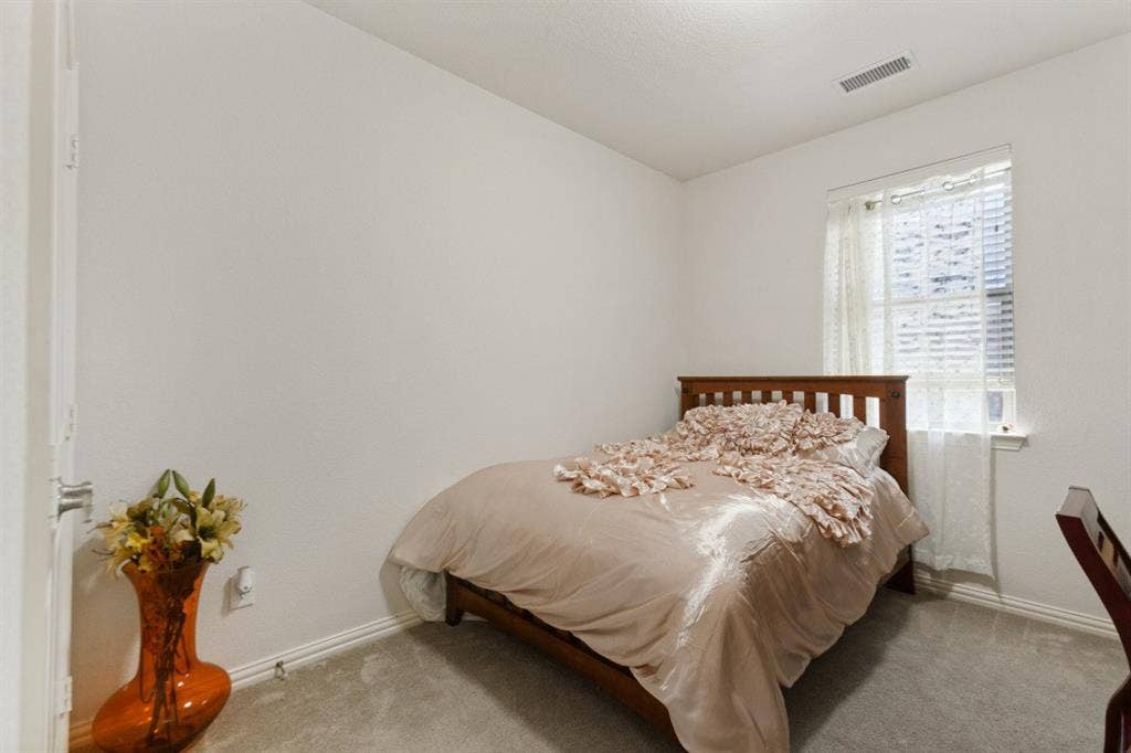 524 S Greenville Avenue, Richardson, TX 75081 This third bedroom can be used as an office or guest room.
