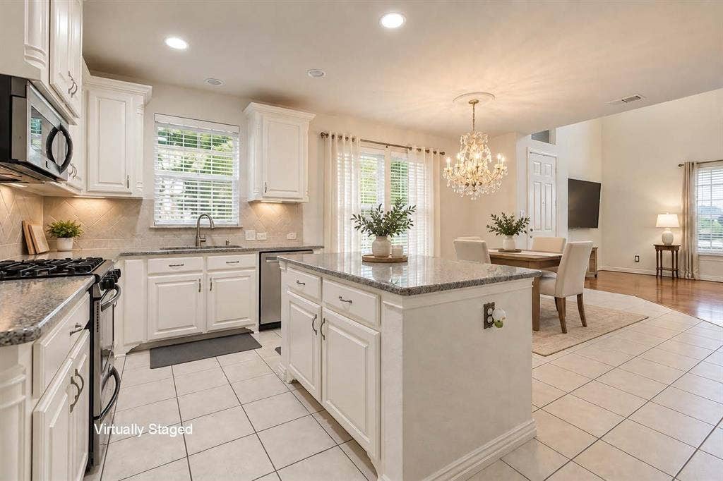 524 S Greenville Avenue, Richardson, TX 75081 Virtually Staged- This beautifully laid out kitchen offers plenty of space to prepare meals and for entertaining.