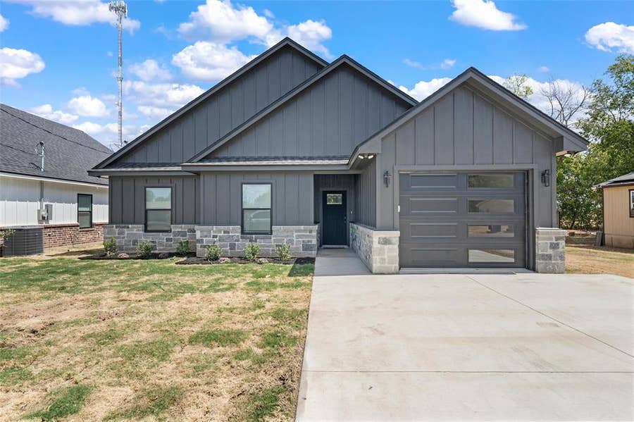 Property photo for 302 Johnson Street, McGregor, TX