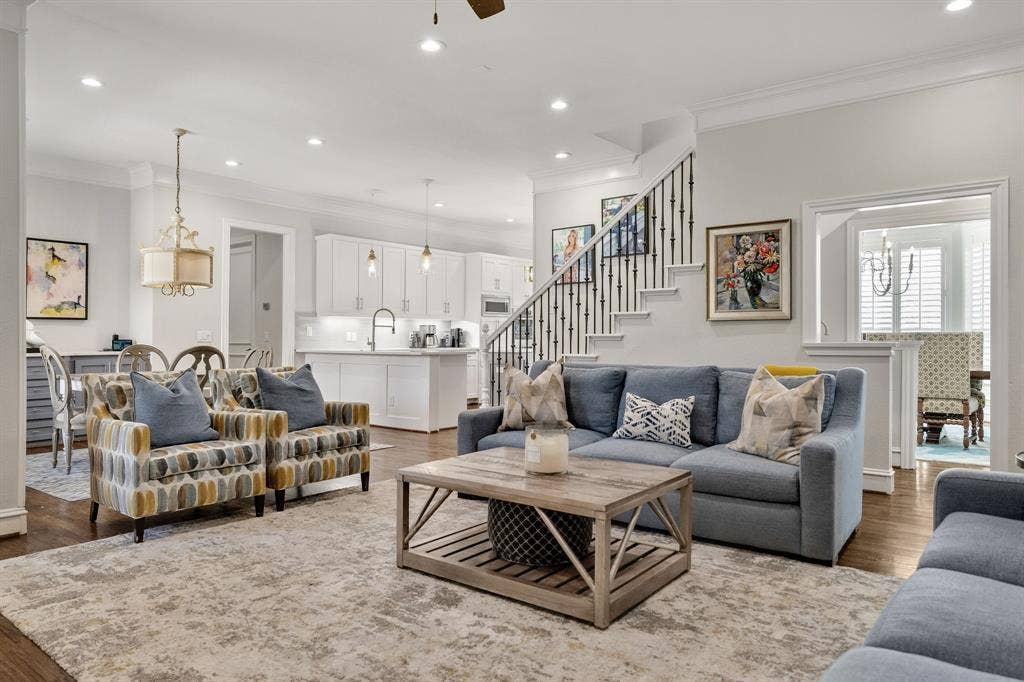5748 Clarendon Drive, Plano, TX 75093 Open-concept living where the family room opens to the breakfast nook & kitchen.