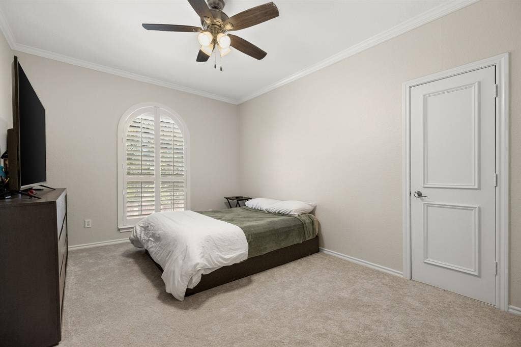 5748 Clarendon Drive, Plano, TX 75093 Secondary bedroom with walk-in closet & full bathroom.