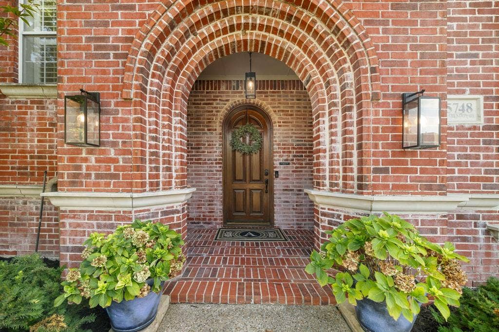 5748 Clarendon Drive, Plano, TX 75093 Welcome home! This exquisite home has it all!