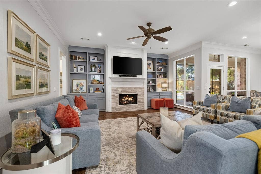 5748 Clarendon Drive, Plano, TX 75093 Cozy family room with space for entertaining all your family & friends.