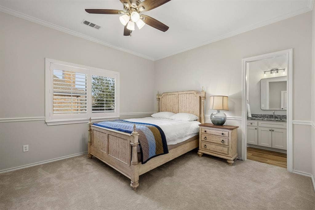 5748 Clarendon Drive, Plano, TX 75093 Secondary bedroom with walk-in closet & access to Jack & Jill bathroom.