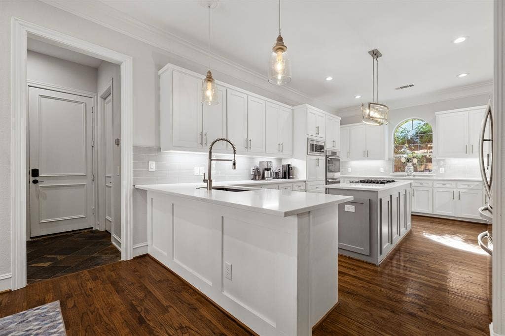 5748 Clarendon Drive, Plano, TX 75093 Stunning kitchen remodel including decorative lighting & hardwood flooring.