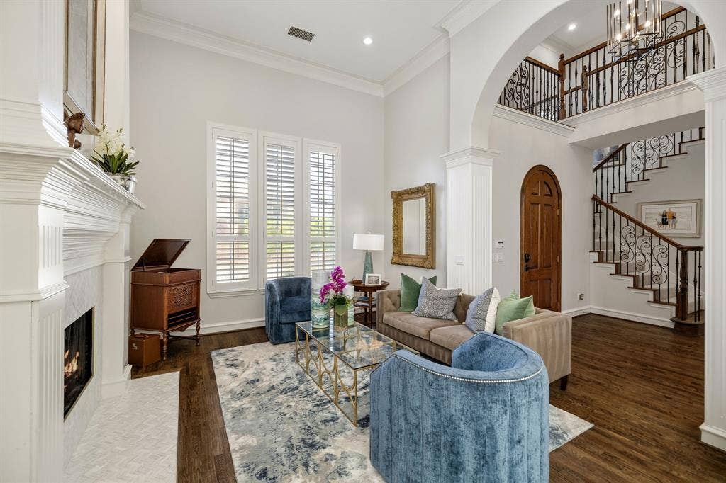 5748 Clarendon Drive, Plano, TX 75093 Beautiful entry with first staircase and open to formal living room.